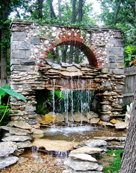 Suara gemercik air yang mengalir, ditambah pemandangan yang rindang dan alami, pasti sukses. 10 Desain Taman Belakang Dengan Kolam Air Terjun Mini Yang ...