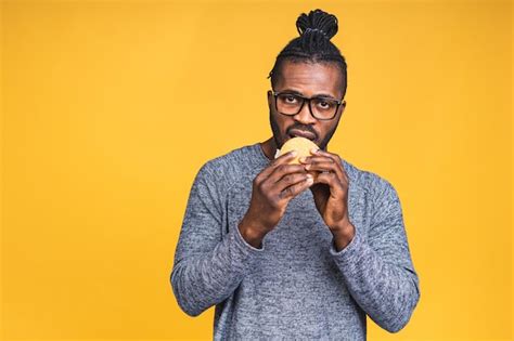 Hambriento Joven Afroamericano Negro Comiendo Hamburguesa Aislado Sobre