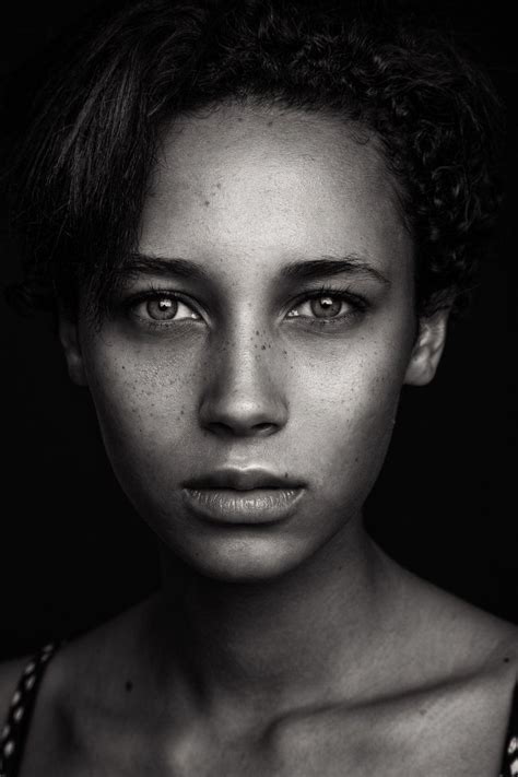 Cool Photograph Blackandwhitewomenportrait Black And White Portraits Portrait