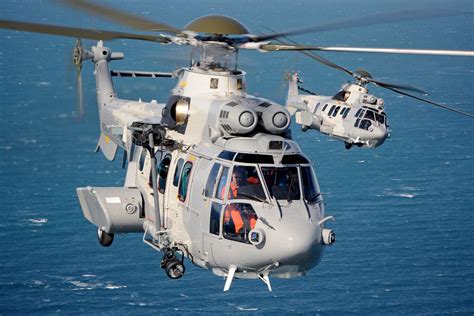 Nexter équipe Lhélicoptère H225m Caracal Dun Canon De 20 Mm Une