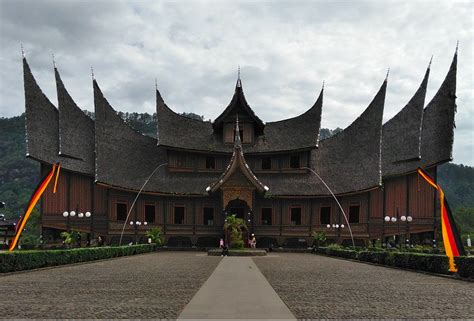 Pengabungan reka bentuk senibina minangkabau dan senibina bumbung panjang menjadikan satu identiti bangunan rumah tradisional melayu negeri sembilan dengan sedikit melentik di hujung bumbung, mempunyai bumbung bertingkat antara atap bumbung rumah ibu. Mengenal Rumah Gadang Khas Minangkabau | Blog Ruparupa