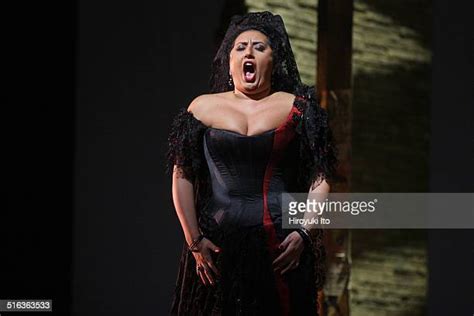 Metropolitan Opera House For Carmen Photos And Premium High Res Pictures Getty Images
