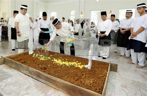 Tengku datuk putri hajjah kamariah; Bonda Sultan Johor selamat dimakamkan | Harian Metro