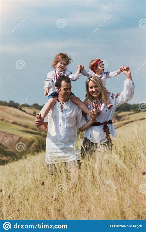 Oekraense Familie Bij Openlucht Stock Foto Afbeelding Bestaande Uit