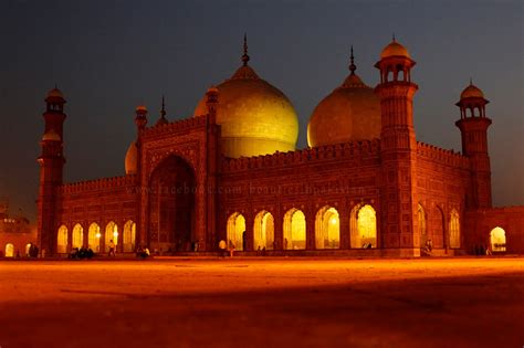 Badshahi Mosque Lahore Badshahi Masjid Lahore Beautiful Places In