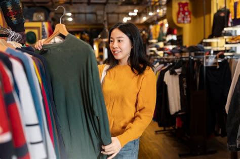 Tiro Medio Mujer Mirando Ropa Foto Gratis