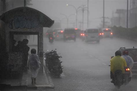Lapan: Hujan Badai Mengarah ke Barat Jawa dan Sumatera