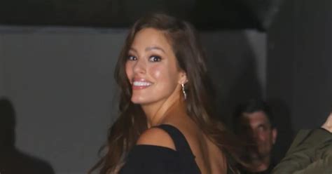 Ashley Graham Shows Off Eye Popping Cleavage In Skin Tight Lbd At Pre Oscar Party Irish Mirror