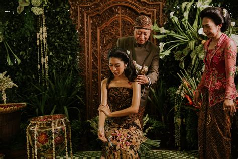 A Traditional Javanese Wedding With Shades Of Green Bridestory Blog