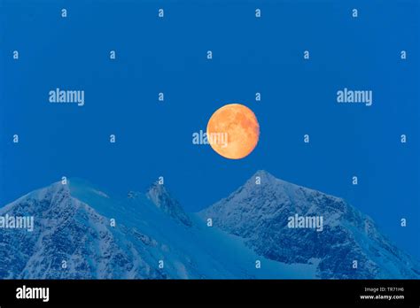 Full Moon Over Snow Capped Hi Res Stock Photography And Images Alamy