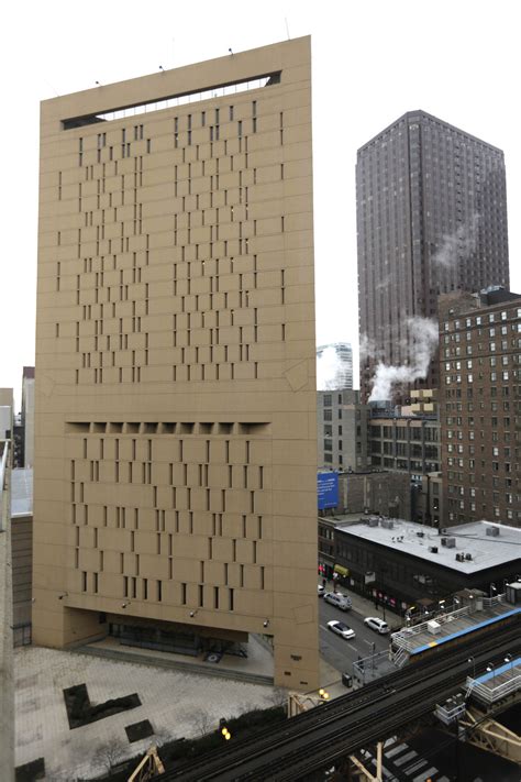 Bank robbers squeeze through window, scale 20 stories to escape Chicago