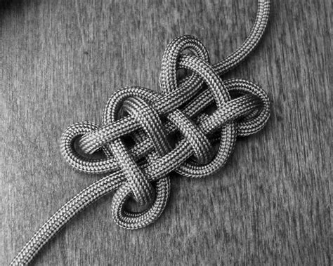 Easy step by step instructions for making a. Stormdrane's Blog: The Oblong Knot...