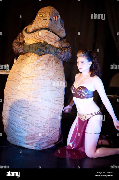 Mann In Jabba Der Hutt Kostüm Mit Prinzessin Leia An Eine Dr Sketchy