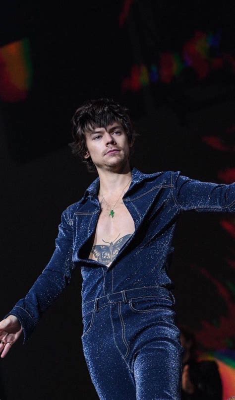 11 Outfits Were Stealing From Harry Styles Femestella Harry Styles Best Outfits Harry