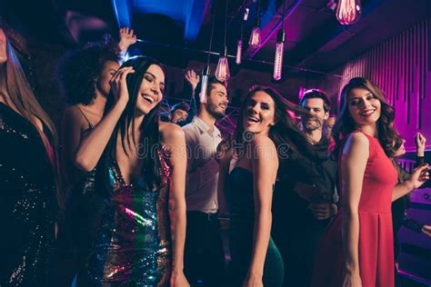 Photo Portrait Of Happy Men And Women Dancing Together At Nightclub