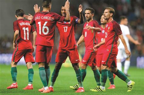 A seleção portuguesa de futebol é a equipa nacional de portugal e representa o país nas competições internacionais de futebol. Seleção Portuguesa de Futebol solidária com vítimas de ...