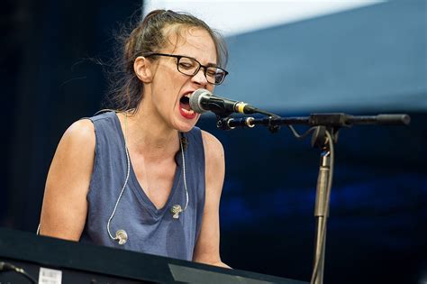 fiona apple net worth 2024 earnings songs husband and age