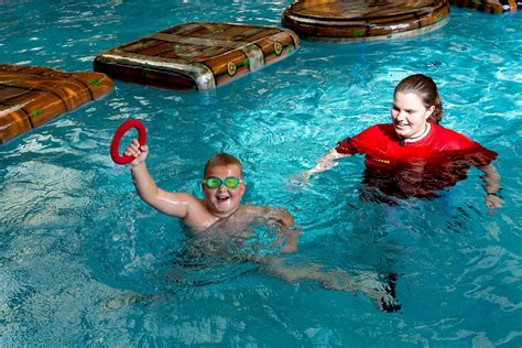 Baderegeln (seepferdchen, bronze, silber, gold) niemals mit vollem oder ganz leerem magen schwimmen! DLRG zeichnet 1.000stes Seepferdchen in Rulantica aus - Presse | Europa-Park - Unternehmensportal