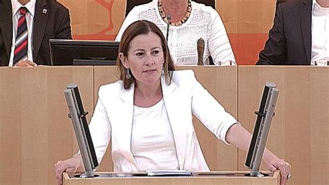 Die hessische fraktionsvorsitzende janine wissler gilt als eine von zwei aussichtsreichen kandidatinnen für die. Video: Janine Wissler (Linke): "Eine Vergiftung des ...