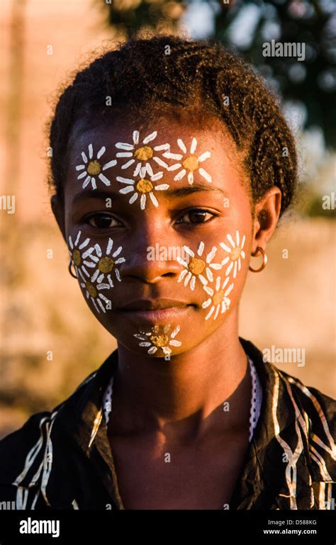 retrato de mujer malgache con la típica máscara de la etnia sakalava en nosy be madagascar