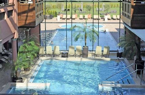 Im erdgeschossen befindet sich ein großes thermalinnenbecken und ein relaxpool mit 34c warmen. Das plant Kleinblittersdorf rund um die Saarland-Therme