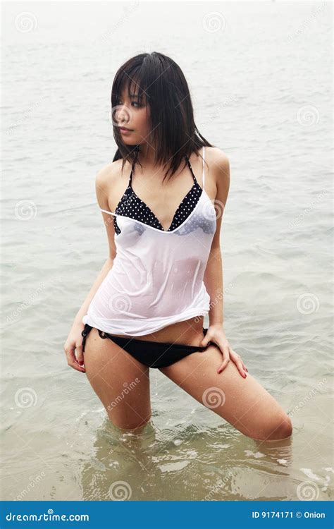 Mooie Aziatische Vrouw Bij Het Strand Stock Afbeelding Image Of Strand Vrij 9174171