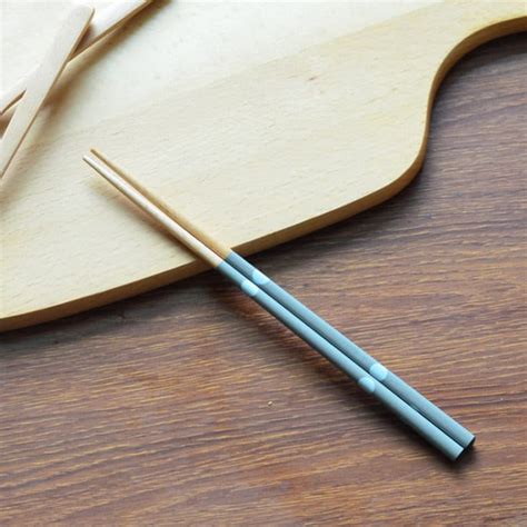 I learned how to eat food from chopsticks in south korea and in the restaurants majorly traditional restaurants you will get metal chopsticks. Blue White Beech Wood Korean Chopsticks - MingZhu Chopsticks