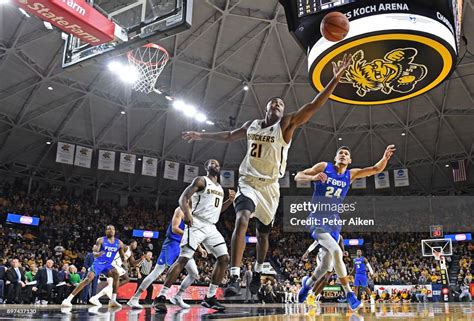 Darral Willis Jr 21 Of The Wichita State Shockers Reaches For A Nachrichtenfoto Getty Images