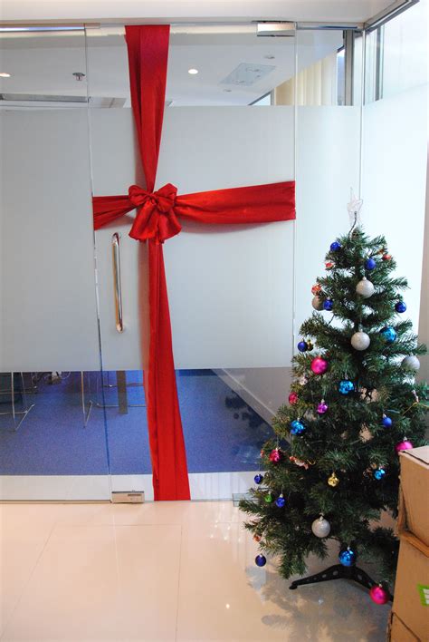 Christmas Decoration In Office Turn Doors Into Ts Christmas
