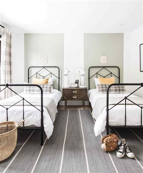 How To Arrange Two Twin Beds In A Small Room
