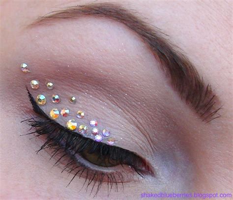 Arriba 103 Foto Glitter Maquillaje Con Piedras En Los Ojos Mirada Tensa