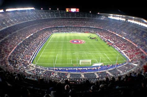 Camp nou (dari bahasa katalan yang artinya adalah lapangan baru) adalah stadion sepak bola di barcelona, spanyol. Stadion Camp Nou - Barcelona