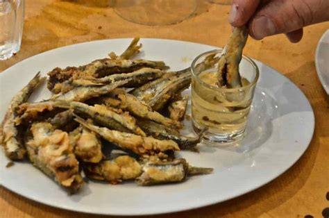 Σαν τηγανητός γαύρος στο φούρνο εννοώ πως θα απολαύσετε το ψαράκι σας σαν να είναι τηγανητό, χωρίς το παίδεμα του τηγανιού και το λέρωμα της κουζίνας. Γεύσεις Ελλάδας - Greek Gastronomy Guide