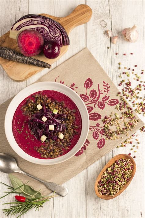 Una crema di carote e lenticchie assolutamente irresistibile grazie al profumo di arancia dato dalla scorza di questo agrume che va aggiunta alla ricetta. Zuppa di legumi e farro con vellutata di barbabietola ...