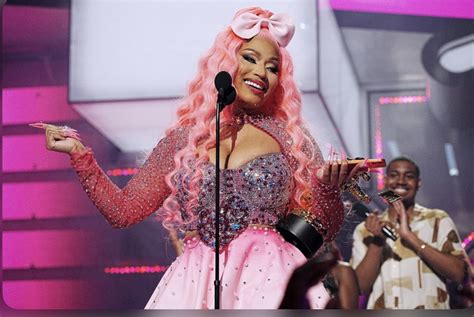 Nicki Minaj Performs Medley Of Hits And Receives Video Vanguard Award