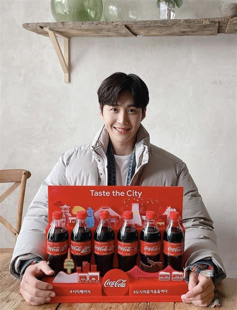 Sao Nam Ký Sinh Trùng Choi Woo Sik Cùng Dàn Sao Hàn Khoe Siêu Phẩm Giới Hạn Của Coca Cola