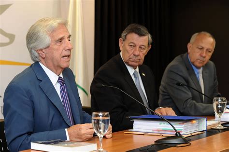 El presidente tabaré vázquez invistió el lunes en sus cargos al nuevo ministro de defensa y al nuevo comandante del ejército, en medio de un escándalo político originado por el caso de un militante. Tabaré Vázquez: En Perú funcionan con autonomía los tres ...