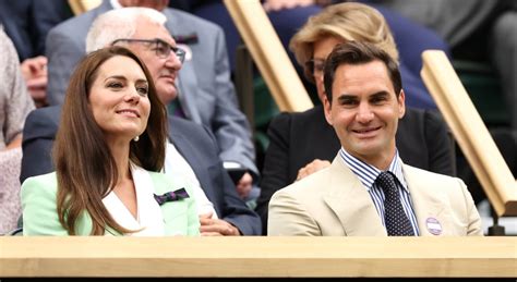 Kate Middleton E Federer Il Momento Imbarazzante A Wimbledon Lei Gli Dà Una Spinta E Lo Fa Sedere