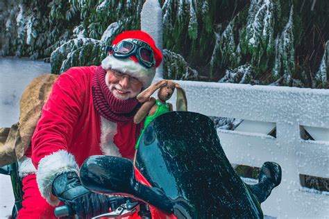 Raduno Babbi Natale In Moto A Torino Garage