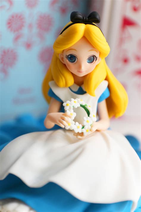 Read 63 reviews from the world's largest community for readers. Crystalux Disney Characters #1: Alice in Wonderland ...