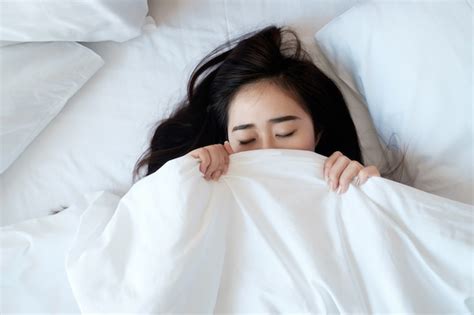 Mujer Durmiendo En Su Cama Foto Premium