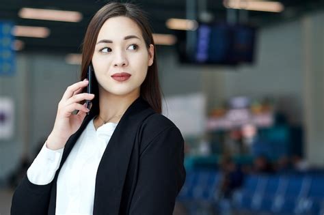 Premium Photo Asian Business Woman Talking On The Phone Portrait Of