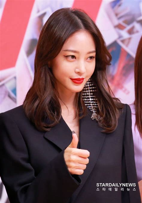 The following year was her debut as an actor, with a small part as a flight attendant on the sitcom daebak family. Han ye seul 2019 | Han ye seul, Korean actresses, Actresses