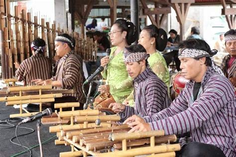 Tidak terikat aturan atau pakem seni rupa zaman dulu. Alat Musik Tradisional dari Yogyakarta - TradisiKita, Indonesia