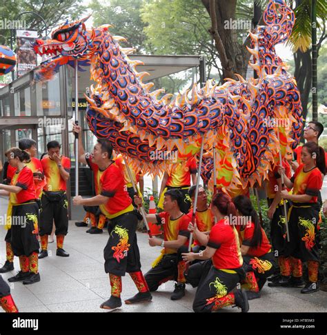 Singapore Chinese New Year Dragon Dance People Stock Photo Alamy