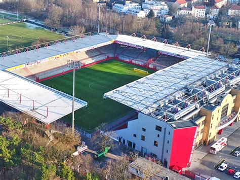 Feine wabenstruktur für sportliche optik auf der vorder. Union Berlin Stadium / Fussballclub Union Berlin Build For ...