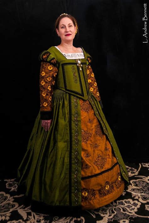 Women S Renaissance Dress Elizabethan Tudor Costume Wedding Gown