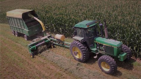 Chopping 3rd Crop Alfalfa In Iowa John Deere 4450 And 3970 Youtube