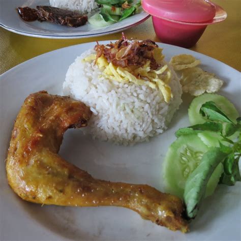 Nasi uduk ayam geprek mas heri. Surabaya Food Stalls & Restaurant: Nasi Uduk Rohmat
