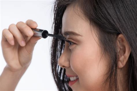 Premium Photo Mascara Applying Closeup Long Lashes Mascara Brush